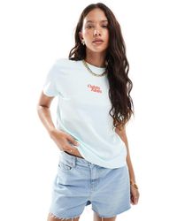 Calvin Klein - T-Shirt Blu Acqua Pallido Con Scritta Del Logo Al Centro - Lyst