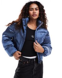 Calvin Klein - – kurze, glänzende pufferjacke - Lyst