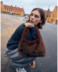 Bershka - Sac porté épaule en fausse fourrure - marron - Lyst
