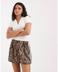 adidas Originals - Pantalones Cortos Marrón Claro Con Estampado De Serpiente De Satén-Neutro - Lyst