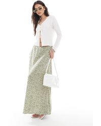 New Look - Jupe mi-longue coupée en biais - fleuri - Lyst