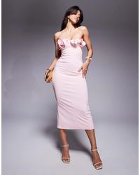 ASOS - Robe bandeau mi-longue en imitation néoprène à bonnets préformés plissés en satin - pâle - Lyst