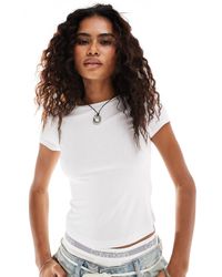 Weekday - Camiseta blanco hueso entallada con bajo redondeado - Lyst