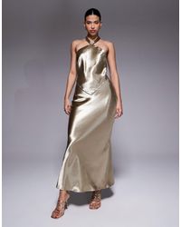 Aria Cove - Robe dos nu longue en satin martelé avec ourlet en pointe et détail noué à l'avant - Lyst