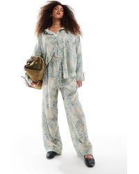 Renee Studio - Exclusivité - plus - pantalon d'ensemble ample en satin imprimé animal avec cordon - Lyst