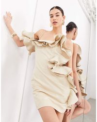 ASOS - Vestido Corto Color Topo Estructurado Con Escote Palabra De Honor, Detalle De Volantes Y Bordes Sin Rematar Premium De -Marrón - Lyst