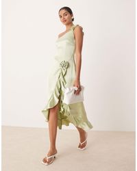 Amy Lynn - – midaxi-kleid aus apfelem satin mit rüschen, one-shoulder-träger und 3d-rose - Lyst