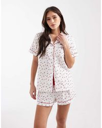 Loungeable - Pyjamaset Met Overhemd Met Korte Mouwen En Short Van Dobbystof Met Kersenprint - Lyst