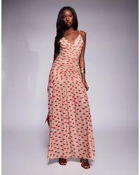 AFRM - Harlo - robe longue à décolleté plongeant avec fronces et imprimé lèvres - amande - Lyst