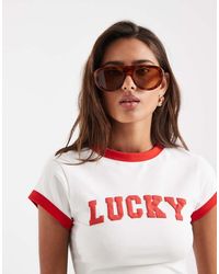 ASOS - Baby-T-Shirt Met Gekleurde Biezen En Lucky-Slogan - Lyst
