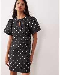Y.A.S - Robe courte structurée à manches bouffantes et pois - noir et blanc - Lyst