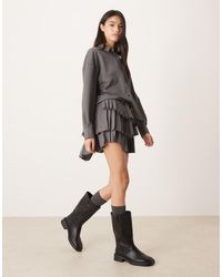ASOS - Vestido Camisero Corto Gris Con Raya Diplomática, Falda Plisada Y Cintura Baja De - Lyst