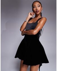 Murci - – exklusives minikleid aus em satin mit kontrastierendem eckigem samtausschnitt, schwingendem rockteil und rückenschleife - Lyst