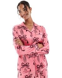 Chelsea Peers - Pyjama Van Polyester Met Lange Mouwen, Reverskraag En Strikprint - Lyst