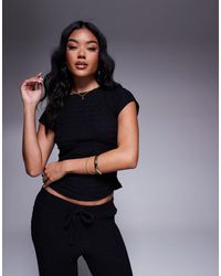 ASOS - T-shirt raccourci et froncé sur les côtés en tissu texturé - noir - Lyst