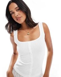 Miss Selfridge - Geribbeld Mouwloos Hemdje Met Knoopsluiting - Lyst