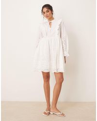Y.A.S - Robe courte en broderie anglaise avec encolure nouée et détails ajourés - Lyst