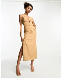 Bardot - Vestido semilargo color moca escotado con diseño estructurado y abertura - Lyst
