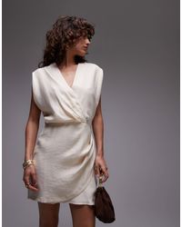 Mango - Robe courte en tissu drapé avec col v et taille cintrée - beige clair - Lyst