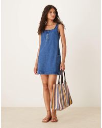 ASOS - Rechtvallende Denim Mini Jurk Met Lage Ronde Hals En Zakken - Lyst