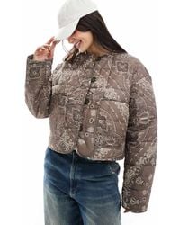 ASOS - Giacca Trapuntata Taglio Corto Senza Colletto Color Cioccolato Con Stampa Stile Bandana - Lyst