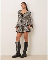 ASOS - Robe babydoll courte à carreaux et col v avec liens noués sur l'avant et bords contrastants en velours - Lyst