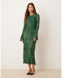 Nobody's Child - Clarissa Jacquard Floral Bell Sleeve Midi Dress - Lyst