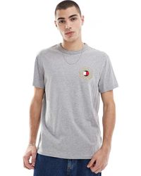 Tommy Hilfiger - T-Shirt Grigia Con Stemma Piccolo Del Logo - Lyst