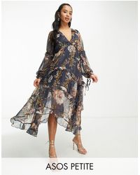 ASOS - Asos design petite - robe mi-longue froncée à volants superposés, bordures en dentelle et imprimé fleuri - bleu marine - Lyst