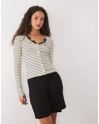 ASOS - Geribbelde Gestreepte Top Met Lange Mouwen, V-Hals En Kanten Rand - Lyst