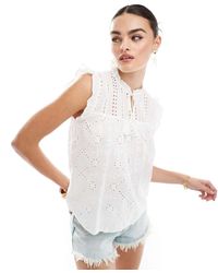 ONLY - Mouwloze Broderie Top - Lyst
