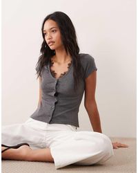 ASOS - Top Met Korte Mouwen, V-Hals En Zwarte Kanten Rand - Lyst