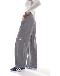 Reclaimed (vintage) - Pantaloni cargo a fondo ampio grigio scuro con motivo gessato - Lyst