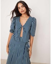 Glamorous - – grün gestreifte, vorne gebundene bluse mit voluminösen ärmeln, kombiteil - Lyst