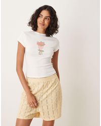 ASOS - T-shirt effet rétréci à imprimé fleurs - lait - Lyst