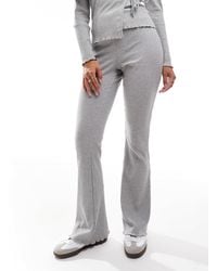 Pieces - – wellness mix-and-match – hose aus hellem jersey mit ausgestelltem bein und kräuselsaum - Lyst
