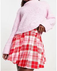 Monki - Minigonna a pieghe stile kilt rosa e rossa a quadri - Lyst