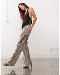 Lioness - – jeans mit verblasstem leopardenmuster und geschnürtem schleifenband - Lyst