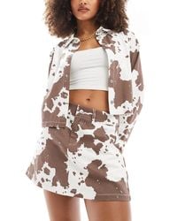 Pieces - – kurzer jeansrock mit braunem kuh-print, kombiteil - Lyst