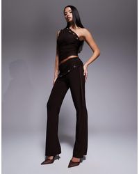 Kaiia - Exclusivité - - pantalon d'ensemble près du corps double épaisseur avec taille froncée et rabat à œillets - chocolat - Lyst