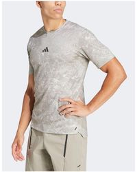 adidas Originals - Adidas - training essentials - t-shirt grigia con stampa - Lyst