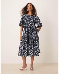 Jdy - Robe mi-longue à manches courtes et volants étagés avec imprimé zébré - Lyst
