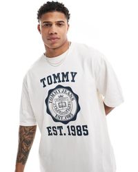 Tommy Hilfiger - T-Shirt Oversize Bianca Con Stampa Sportiva Stile College - Lyst