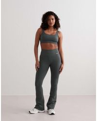 Aim'n - – sage – gerippte, nahtlose und ausgestellte leggings - Lyst