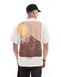 Pull&Bear - T-Shirt Color Sabbia Con Grafica Con Montagna Sul Retro - Lyst