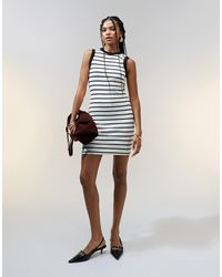ASOS - Robe débardeur courte en tissu côtelé structuré à rayures style années 90 - et blanc - Lyst