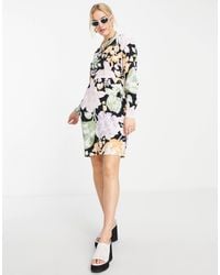 Vila - – minikleid mit rüschenausschnitt und pastellfarbenem blumenmuster - Lyst