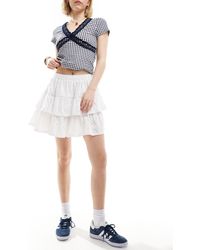 ASOS - Minifalda blanca escalonada con diseño - Lyst