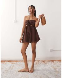 Miss Selfridge - Mono Playero Corto Marrón Con Lazada Delantera De Chifón De - Lyst
