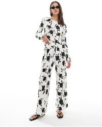 Vero Moda - Pantaloni A Fondo Ampio Plissé Bianchi E Neri A Fiori - Lyst